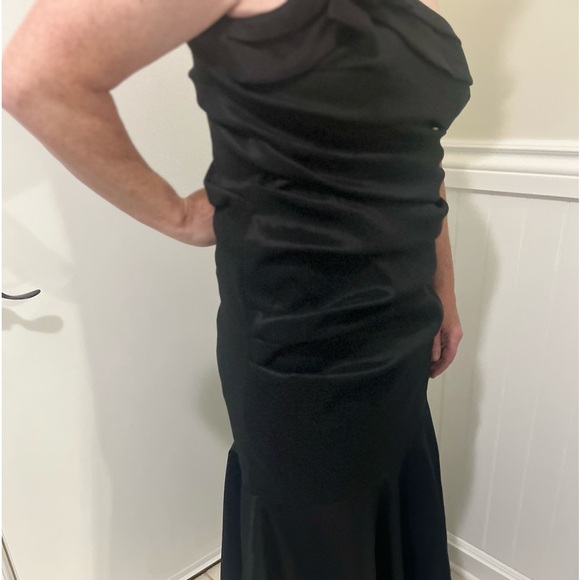 Gorgeous dress. Middle ruches up. Slight mermaid fit, one shoulder - Picture 5 of 8